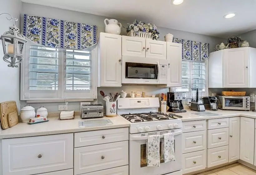 Seneca Lake Retreat W/ Deck   Walk To Wineries!