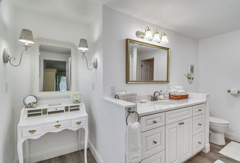 Seneca Lake Retreat W/ Deck   Walk To Wineries!