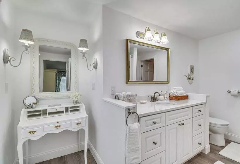 Seneca Lake Retreat W/ Deck   Walk To Wineries!