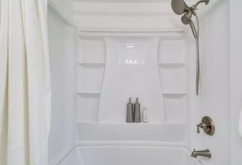 Seneca Lake Retreat W/ Deck   Walk To Wineries!