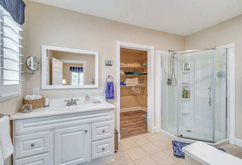 Seneca Lake Retreat W/ Deck   Walk To Wineries!