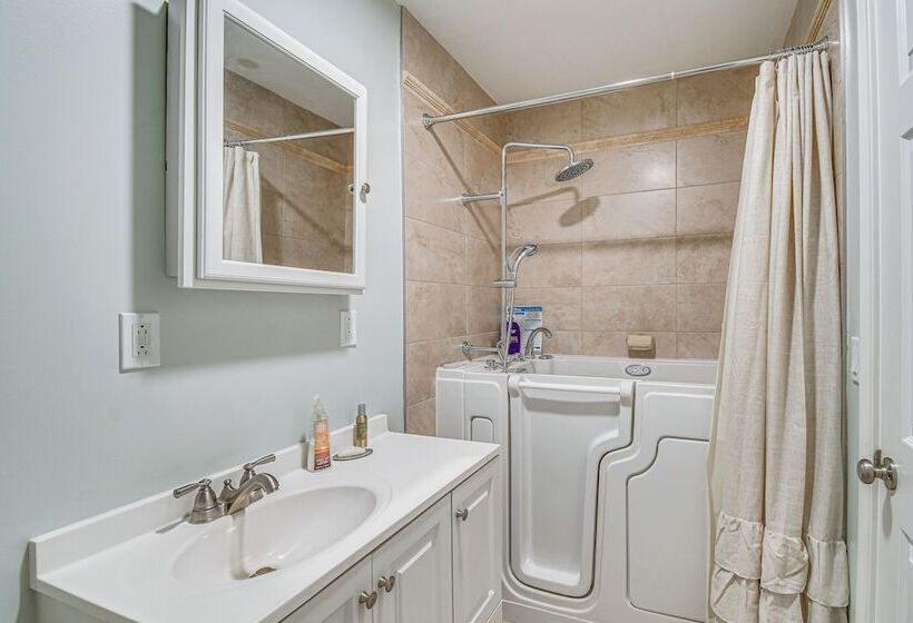 Seneca Lake Retreat W/ Deck   Walk To Wineries!