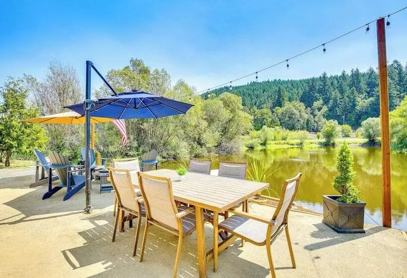 Southern Oregon Cabin: Fire Pit & Private Pond!