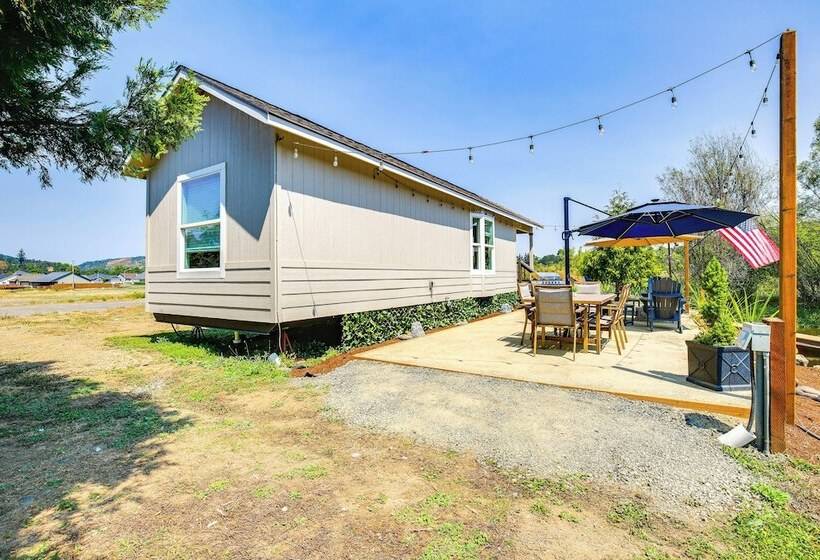 Southern Oregon Cabin: Fire Pit & Private Pond!
