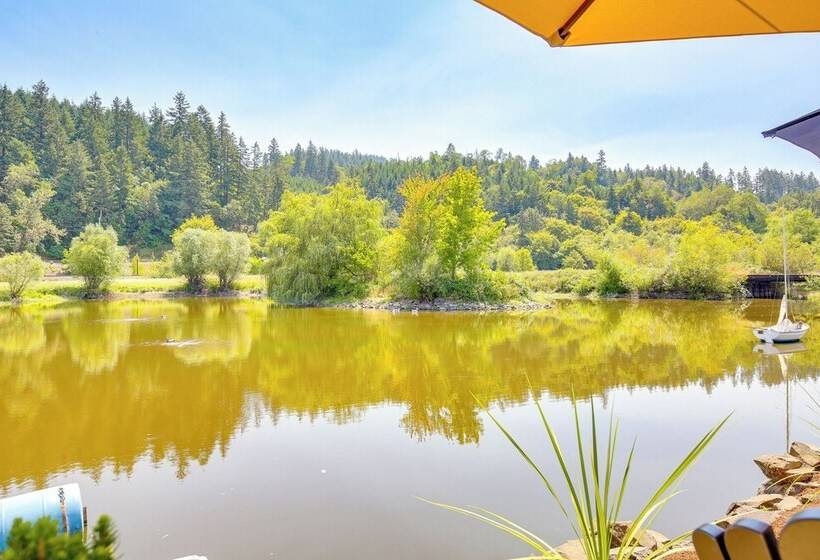 Southern Oregon Cabin: Fire Pit & Private Pond!