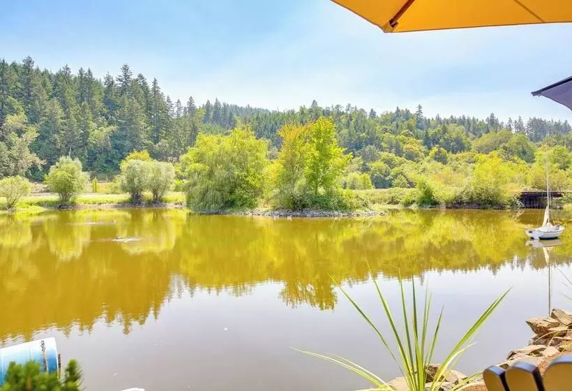 Southern Oregon Cabin: Fire Pit & Private Pond!