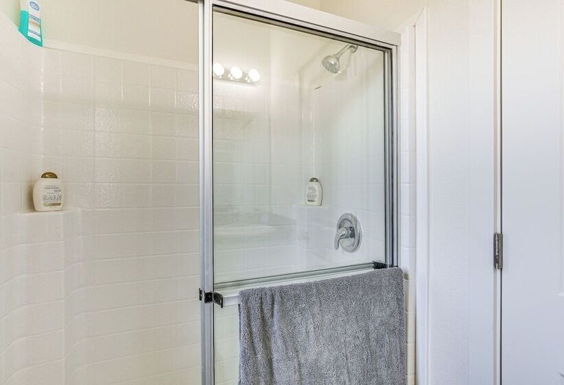 Southern Oregon Cabin: Fire Pit & Private Pond!