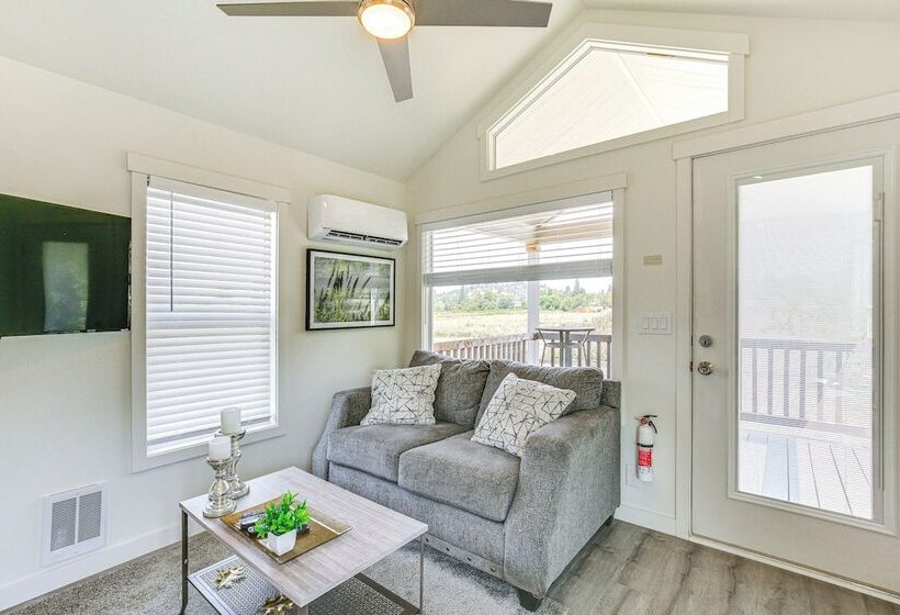 Southern Oregon Cabin: Fire Pit & Private Pond!