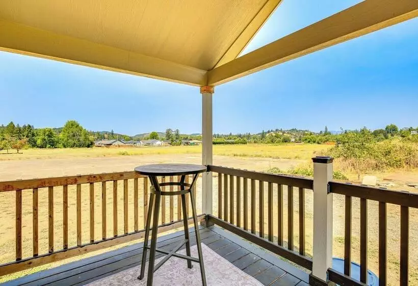 Southern Oregon Cabin: Fire Pit & Private Pond!