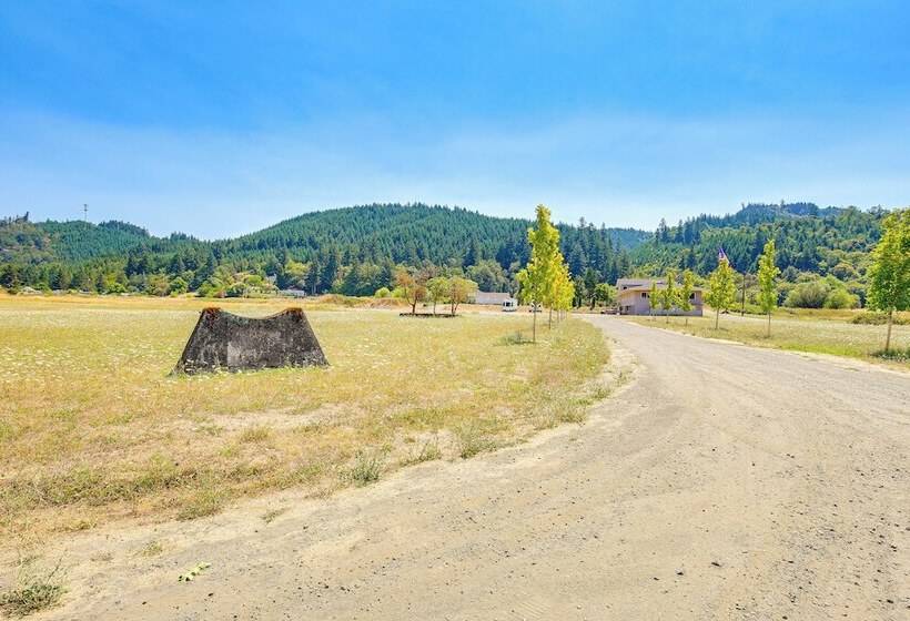 Southern Oregon Cabin: Fire Pit & Private Pond!