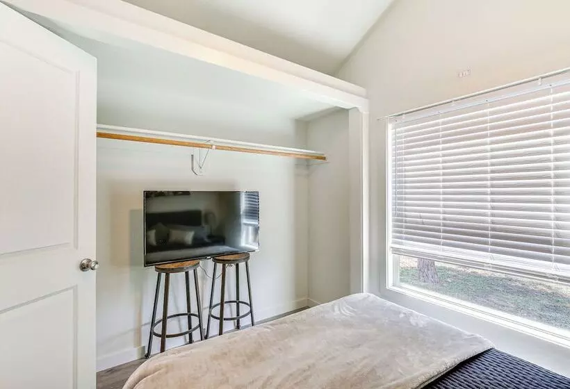 Southern Oregon Cabin: Fire Pit & Private Pond!