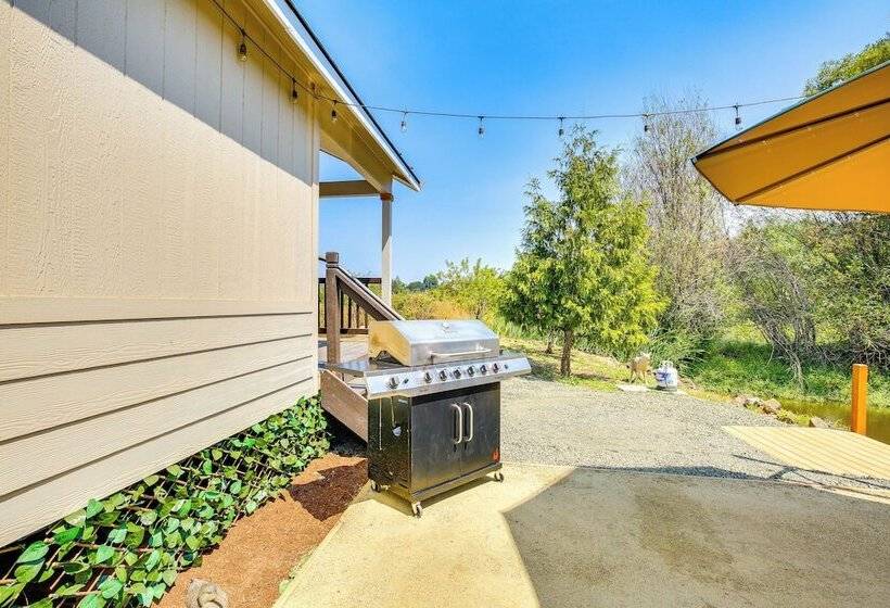 Southern Oregon Cabin: Fire Pit & Private Pond!