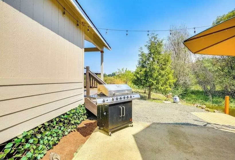 Southern Oregon Cabin: Fire Pit & Private Pond!