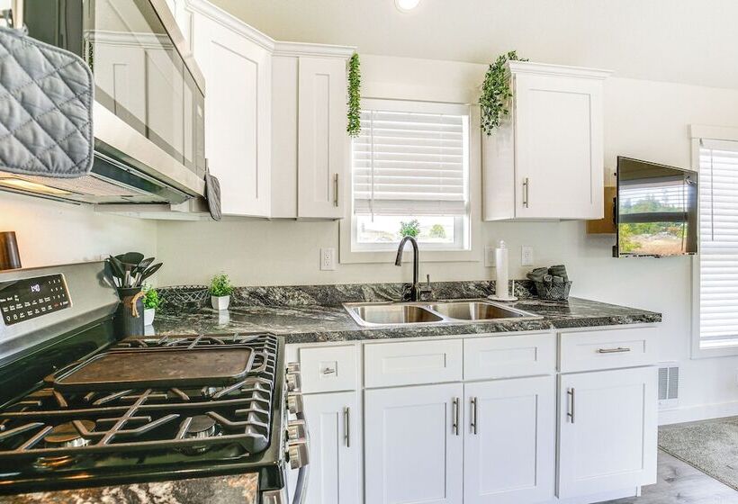 Southern Oregon Cabin: Fire Pit & Private Pond!