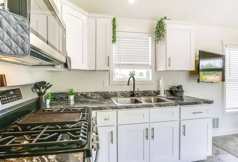 Southern Oregon Cabin: Fire Pit & Private Pond!