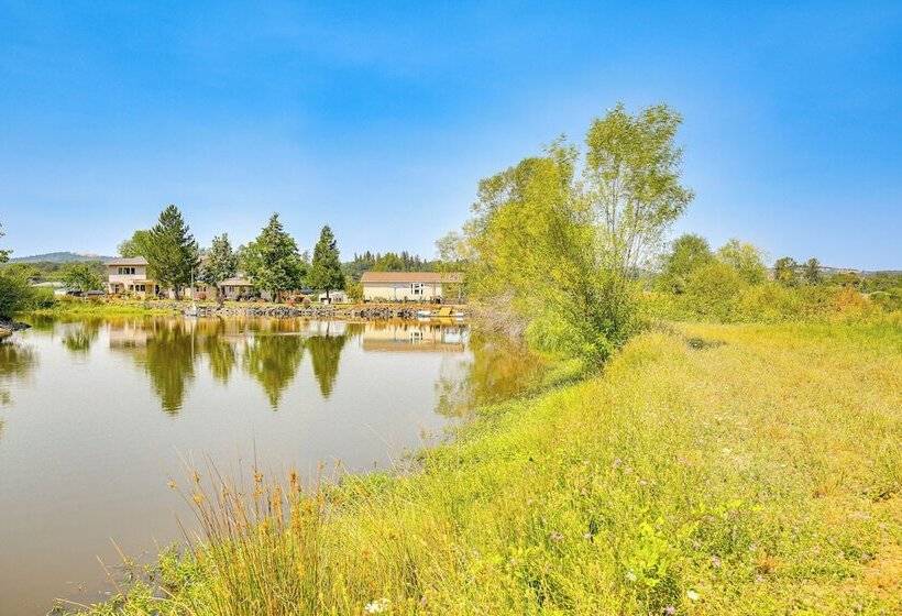Southern Oregon Cabin: Fire Pit & Private Pond!