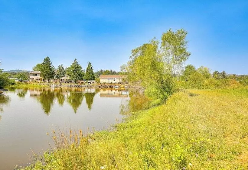 Southern Oregon Cabin: Fire Pit & Private Pond!