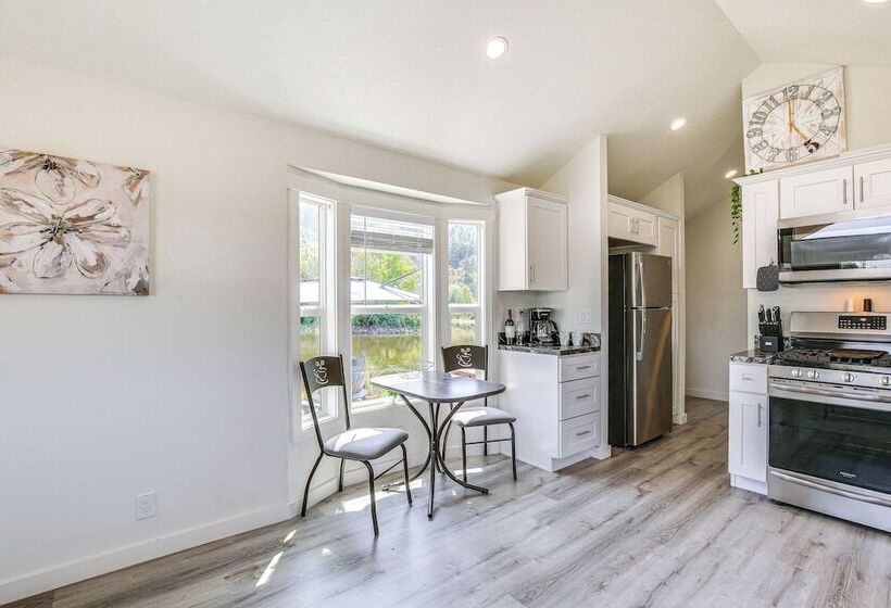 Southern Oregon Cabin: Fire Pit & Private Pond!