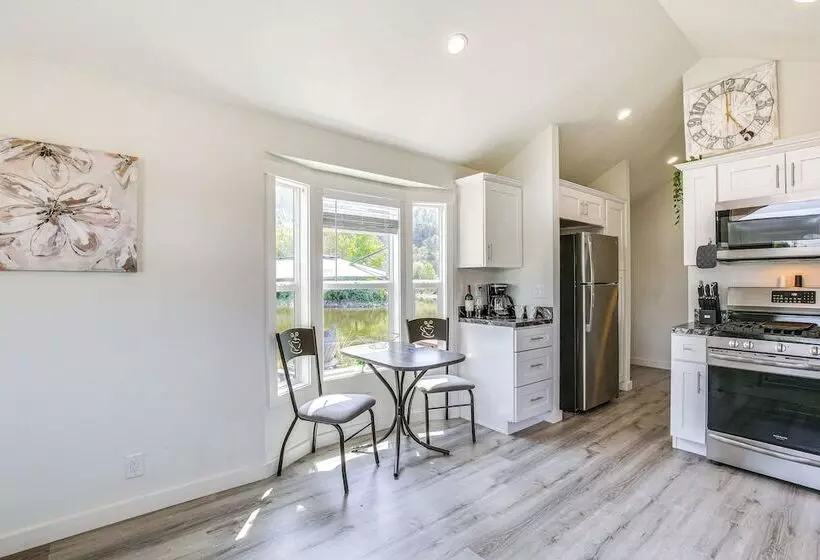 Southern Oregon Cabin: Fire Pit & Private Pond!