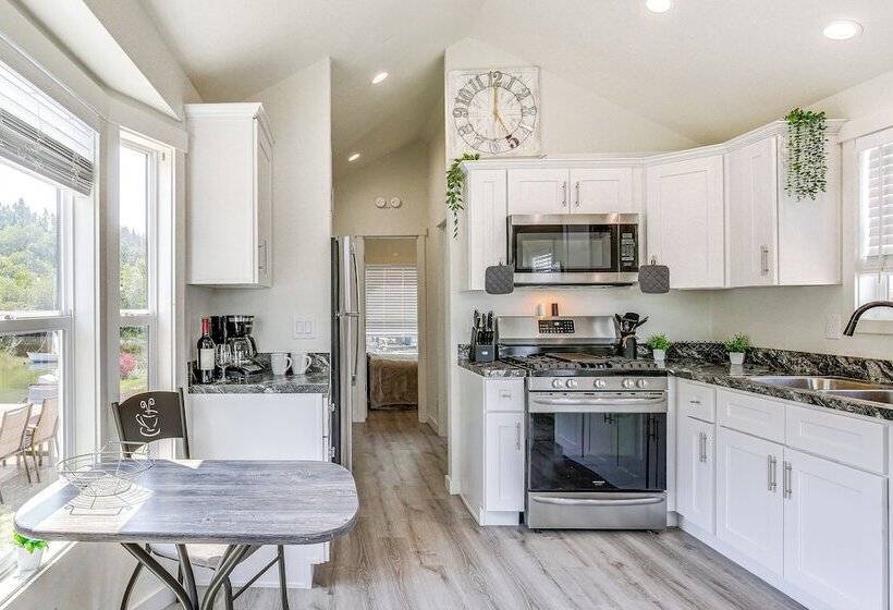 Southern Oregon Cabin: Fire Pit & Private Pond!