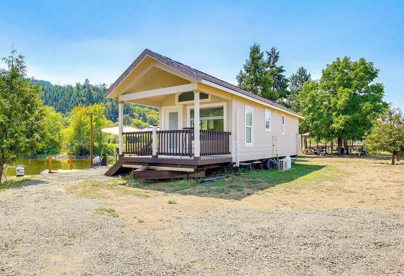 Southern Oregon Cabin: Fire Pit & Private Pond!