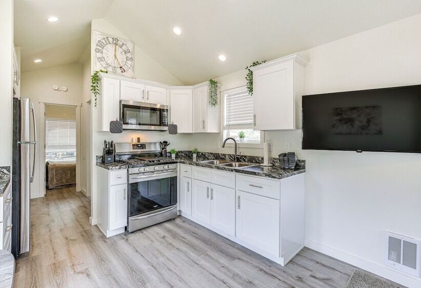 Southern Oregon Cabin: Fire Pit & Private Pond!