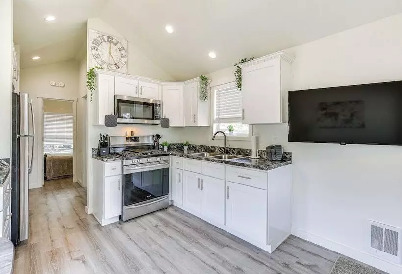 Southern Oregon Cabin: Fire Pit & Private Pond!