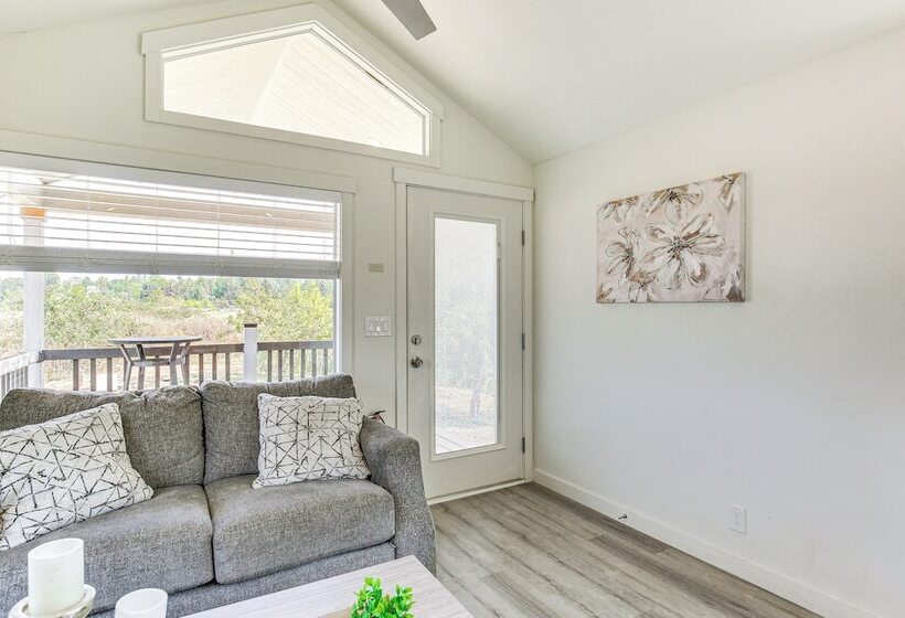 Southern Oregon Cabin: Fire Pit & Private Pond!