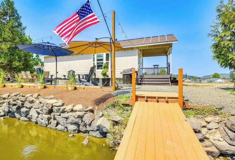 Southern Oregon Cabin: Fire Pit & Private Pond!