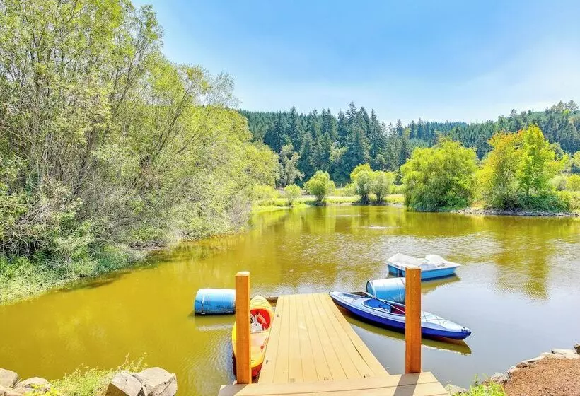Southern Oregon Cabin: Fire Pit & Private Pond!