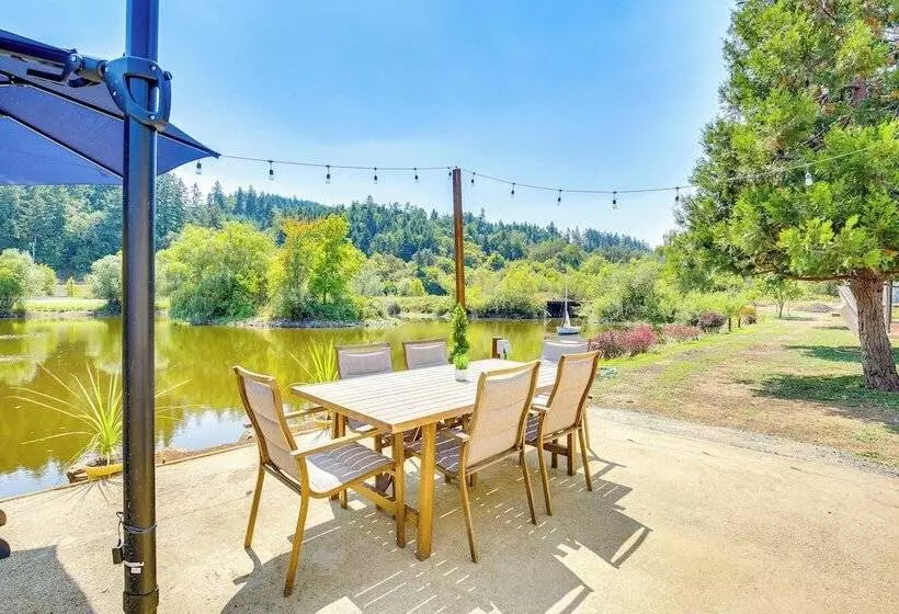 Southern Oregon Cabin: Fire Pit & Private Pond!