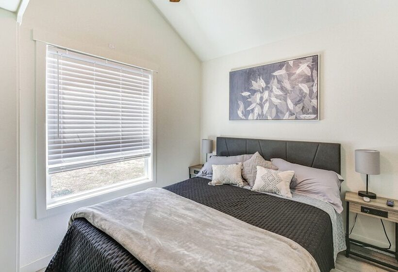 Southern Oregon Cabin: Fire Pit & Private Pond!