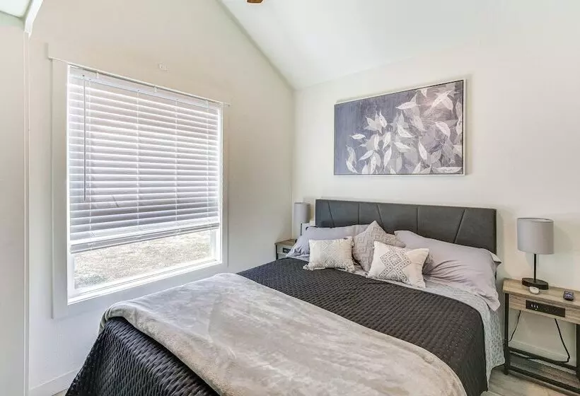 Southern Oregon Cabin: Fire Pit & Private Pond!