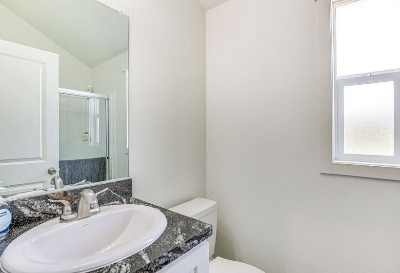 Southern Oregon Cabin: Fire Pit & Private Pond!