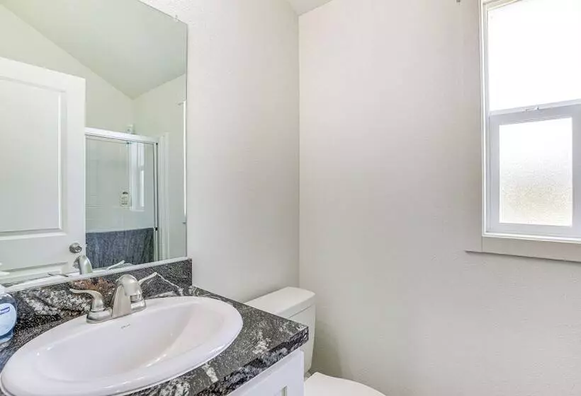 Southern Oregon Cabin: Fire Pit & Private Pond!