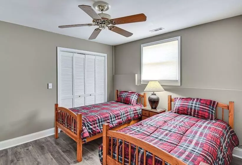 Mountain & Waterfall Views: Stunning Dahlonega Gem