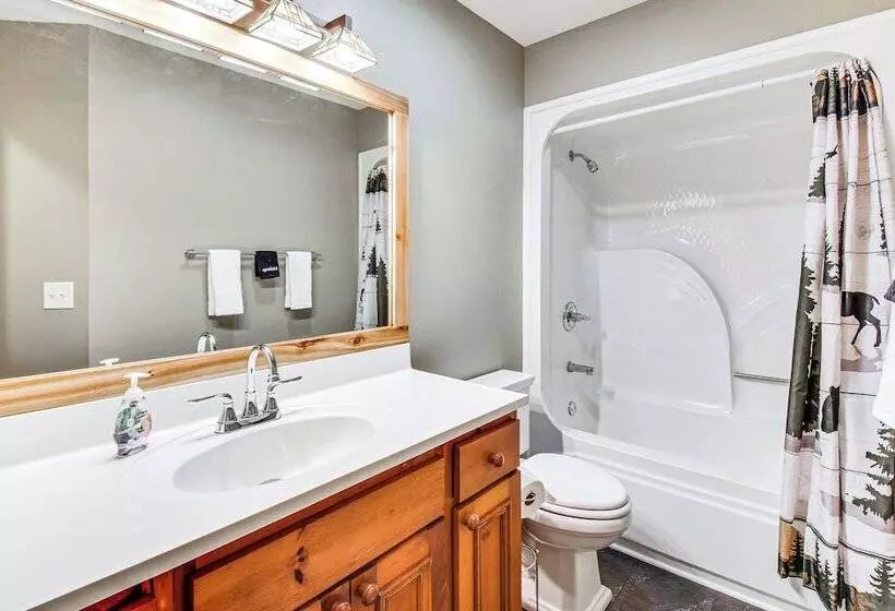Mountain & Waterfall Views: Stunning Dahlonega Gem