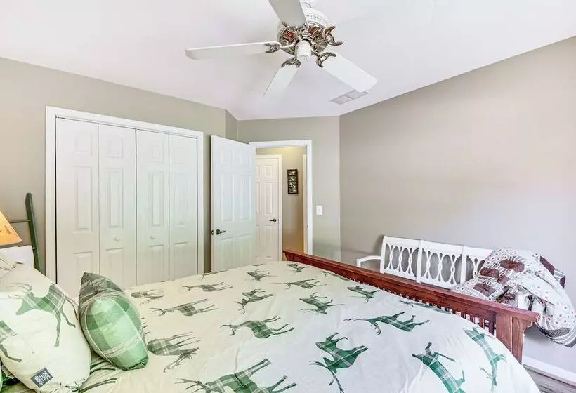 Mountain & Waterfall Views: Stunning Dahlonega Gem
