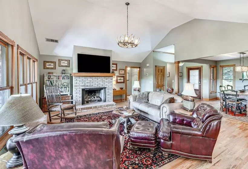 Mountain & Waterfall Views: Stunning Dahlonega Gem