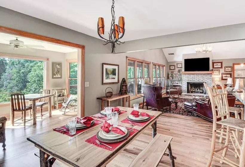 Mountain & Waterfall Views: Stunning Dahlonega Gem