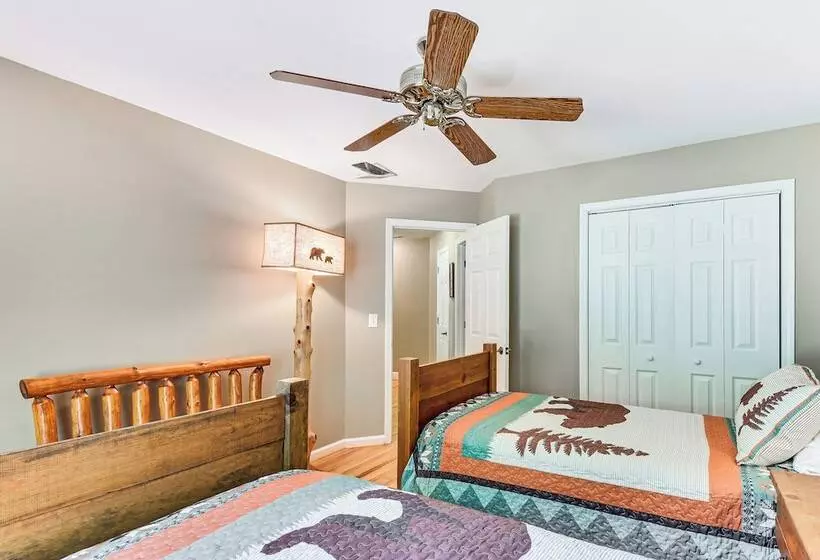 Mountain & Waterfall Views: Stunning Dahlonega Gem