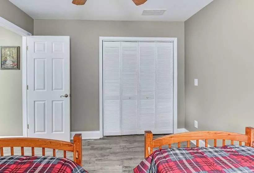 Mountain & Waterfall Views: Stunning Dahlonega Gem