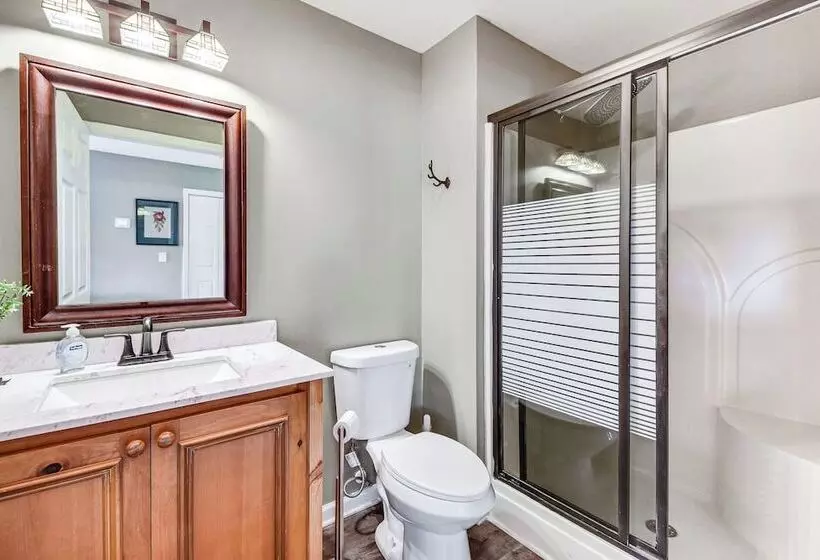 Mountain & Waterfall Views: Stunning Dahlonega Gem