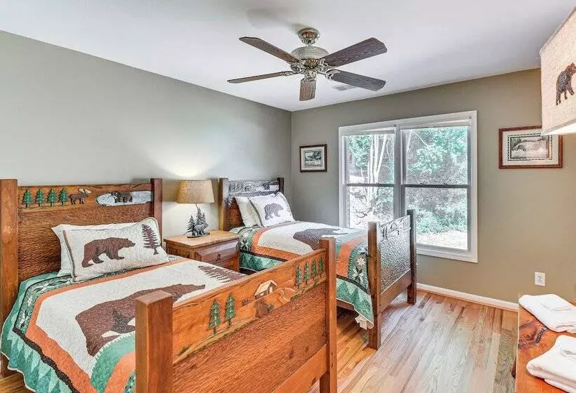 Mountain & Waterfall Views: Stunning Dahlonega Gem