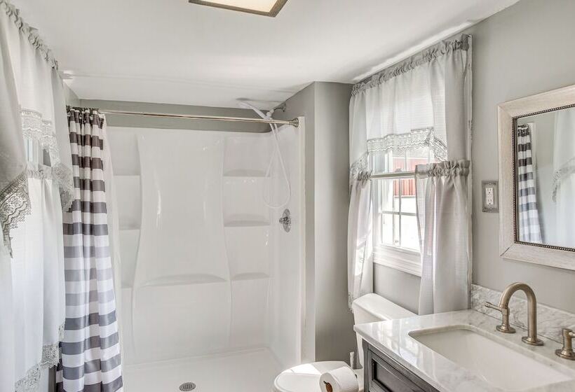 Tennessee Family Farmhouse On 2 Acres!