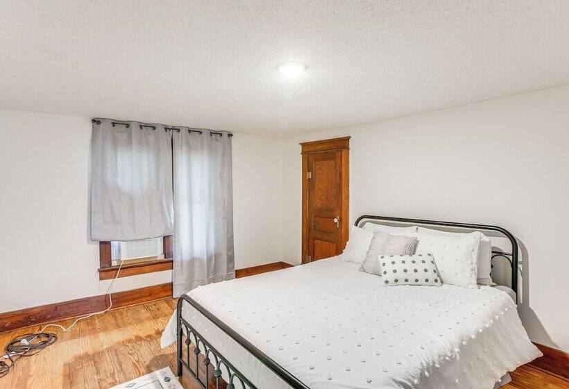 Tennessee Family Farmhouse On 2 Acres!