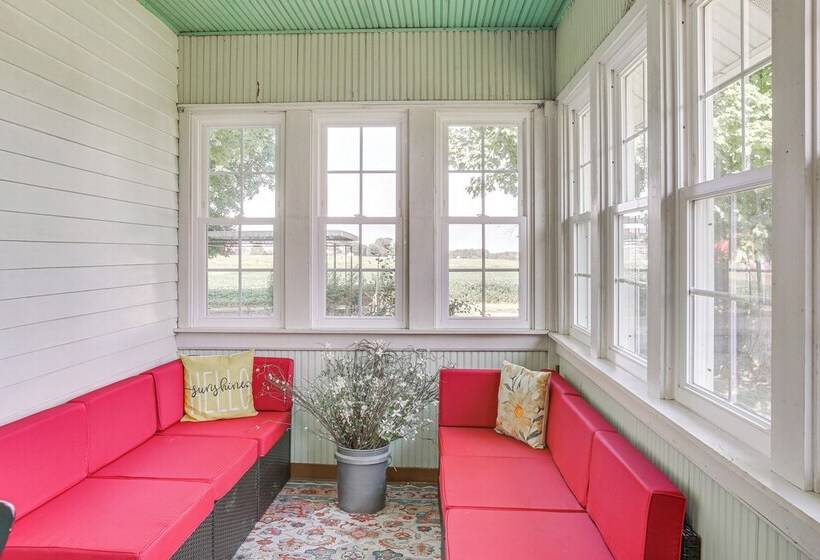 Tennessee Family Farmhouse On 2 Acres!