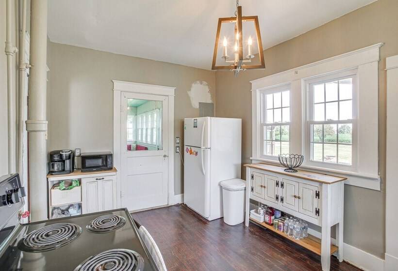 Tennessee Family Farmhouse On 2 Acres!