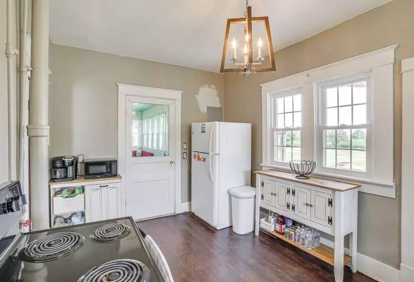 Tennessee Family Farmhouse On 2 Acres!