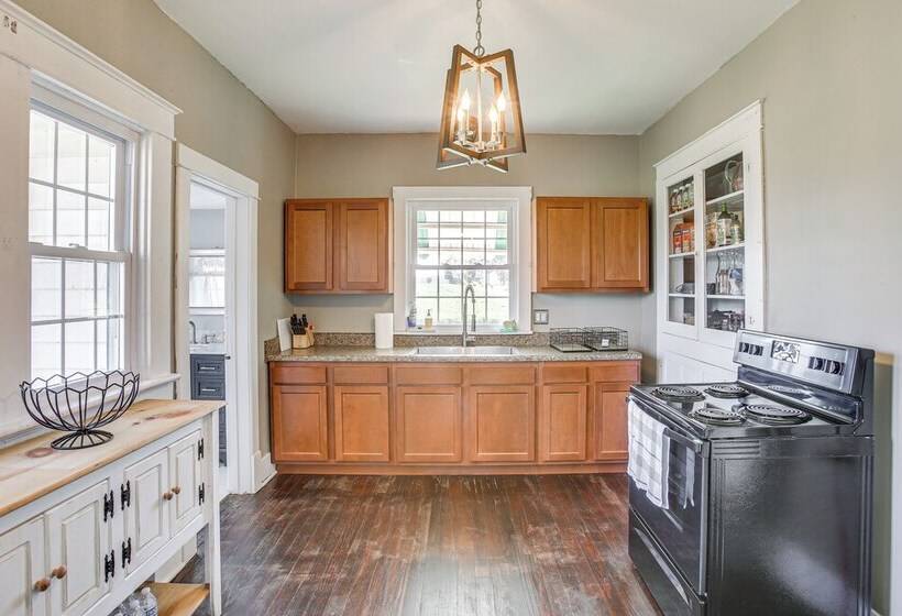 Tennessee Family Farmhouse On 2 Acres!